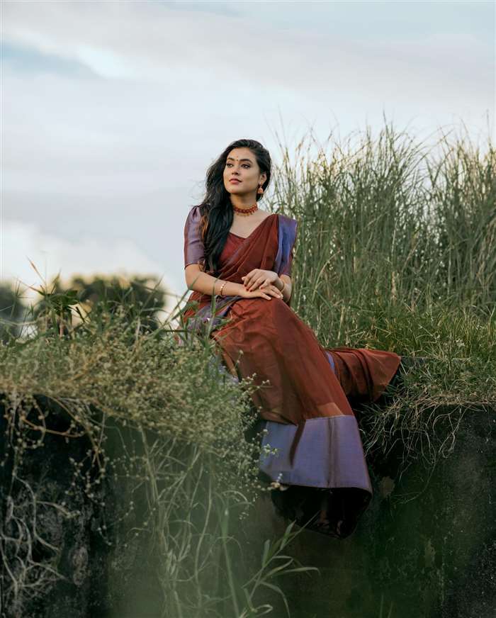 Mithu Vigil's Stunning Look: A Blend of Tradition and Modernity