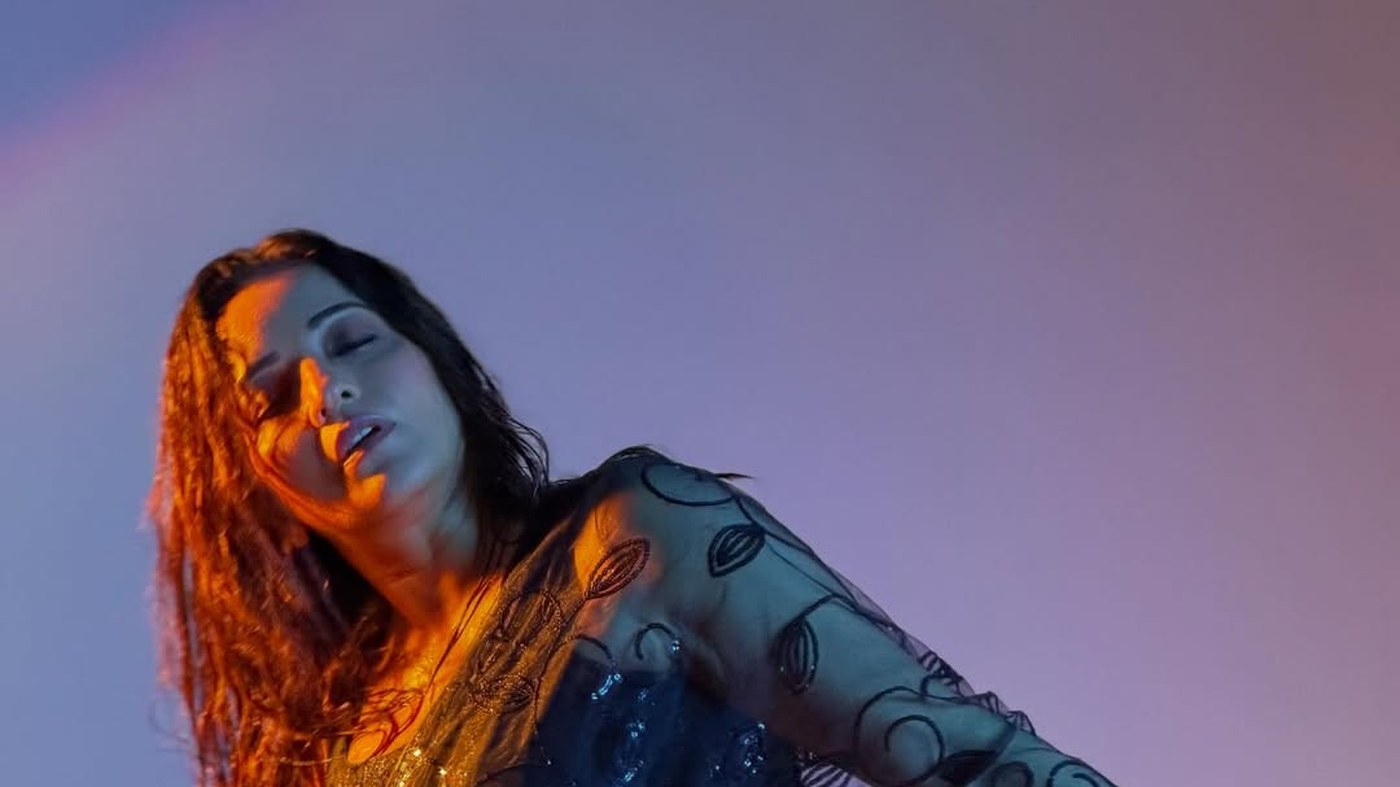 Monalisa's Black Saree: The Viral Look Redefining Indian Glamour