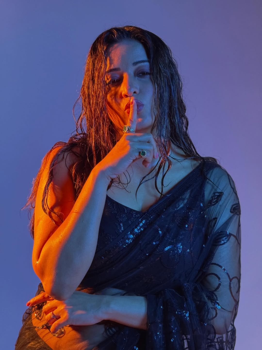 Monalisa's Black Saree: The Viral Look Redefining Indian Glamour