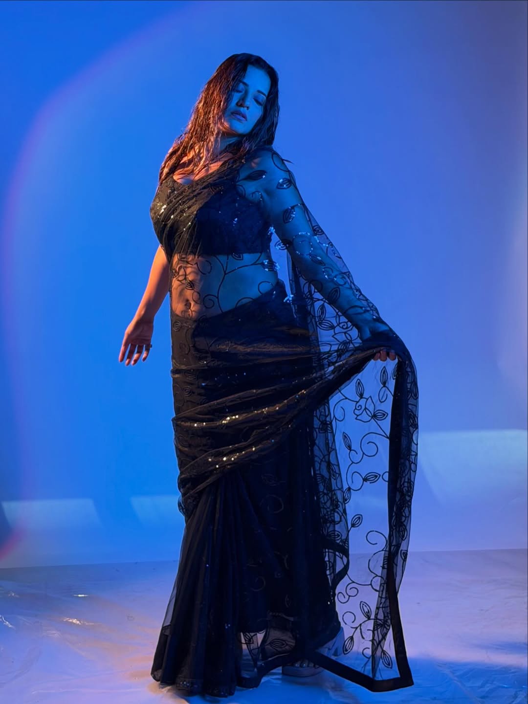 Monalisa's Black Saree: The Viral Look Redefining Indian Glamour