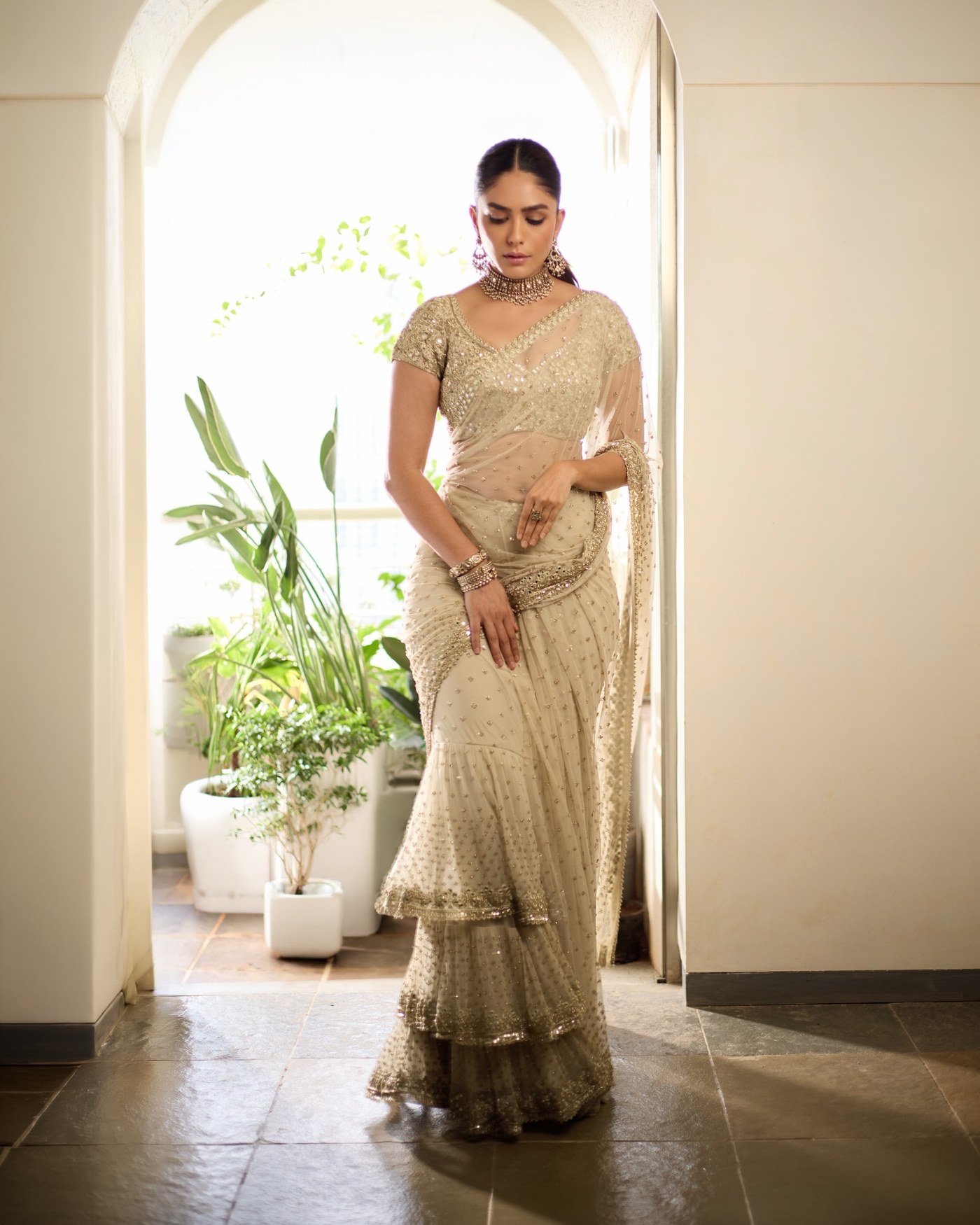 Modern Maharani Vibes: Mrunal Thakur Owns the Luxurious Saree Look!