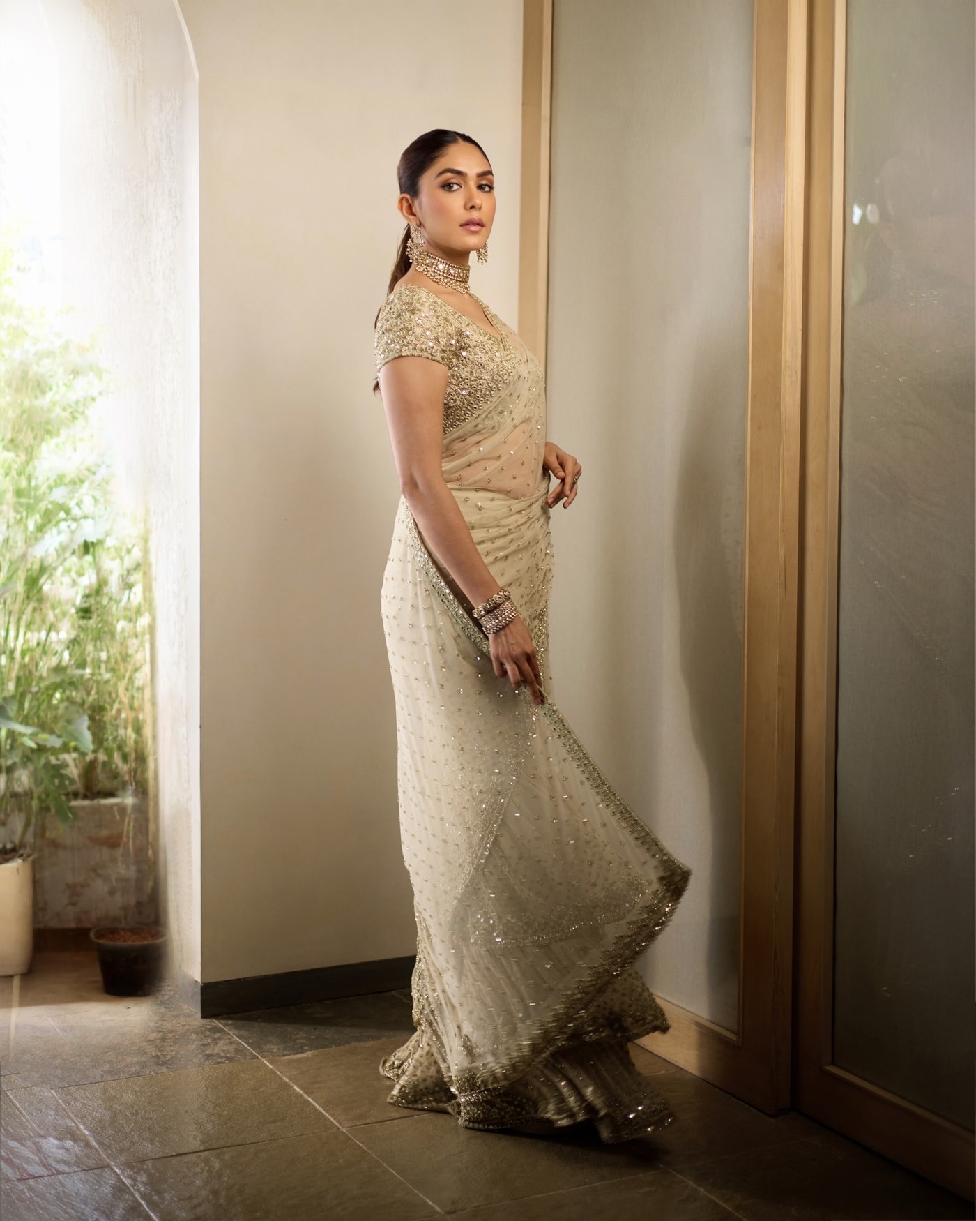 Modern Maharani Vibes: Mrunal Thakur Owns the Luxurious Saree Look!