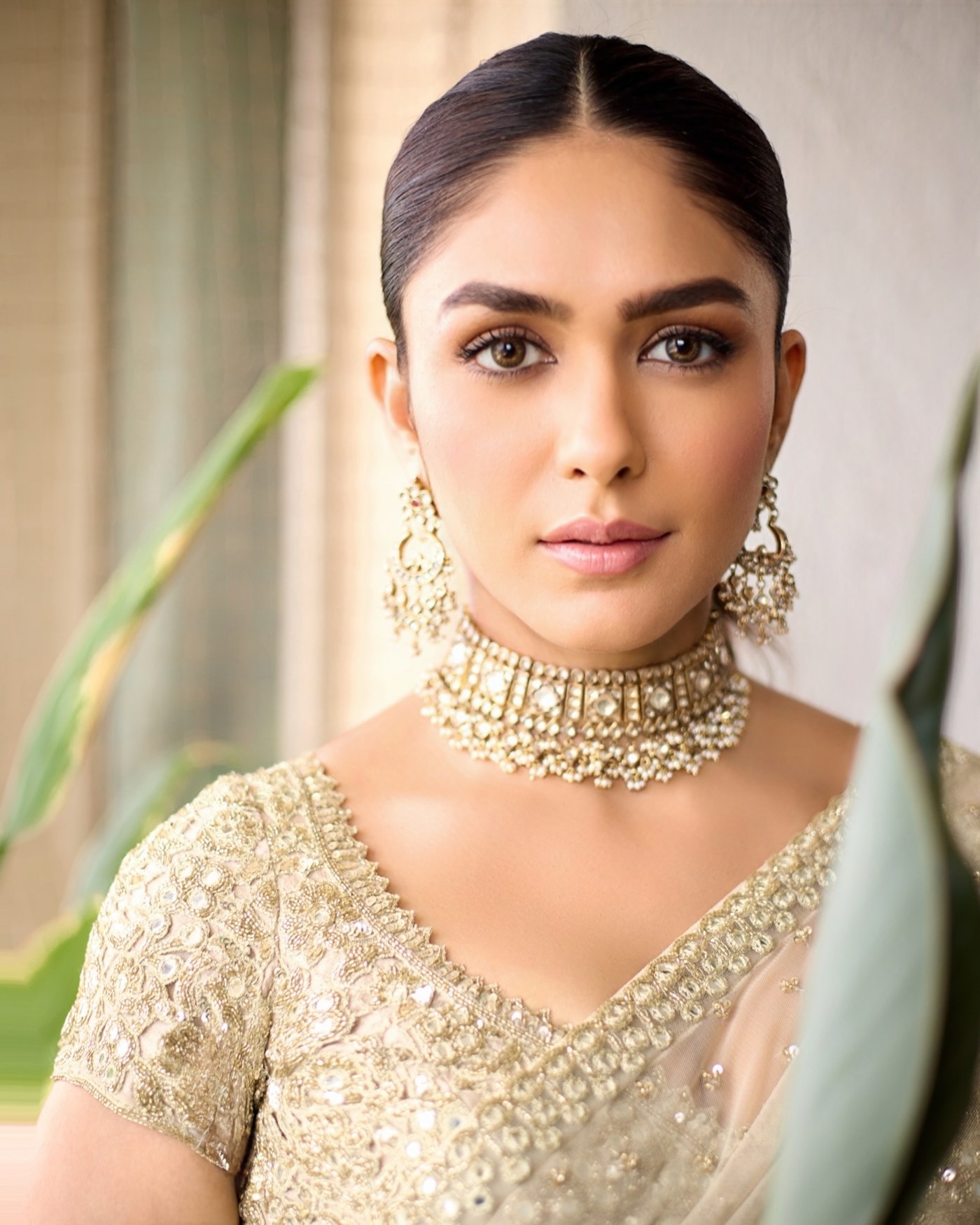 Modern Maharani Vibes: Mrunal Thakur Owns the Luxurious Saree Look!