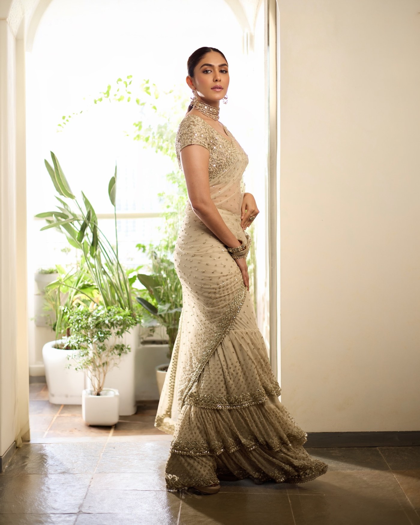 Modern Maharani Vibes: Mrunal Thakur Owns the Luxurious Saree Look!