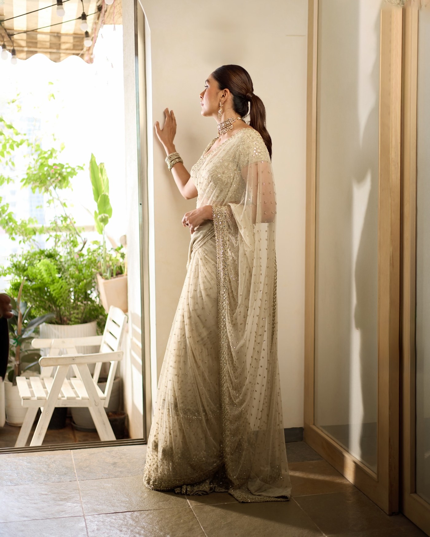 Modern Maharani Vibes: Mrunal Thakur Owns the Luxurious Saree Look!