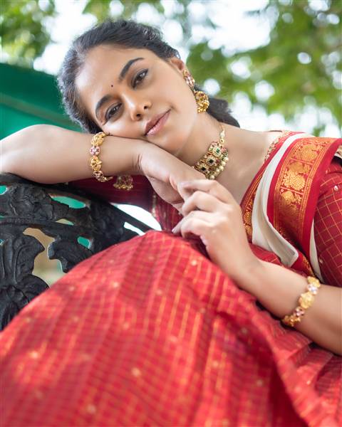 Bindu Madhavi's Regal Charm: Stunning Traditional Looks in Nature!