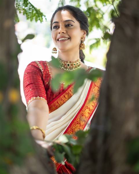 Bindu Madhavi's Regal Charm: Stunning Traditional Looks in Nature!