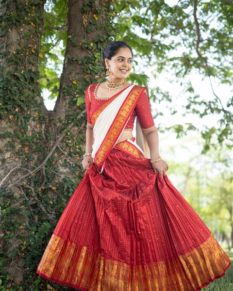 Bindu Madhavi's Regal Charm: Stunning Traditional Looks in Nature!