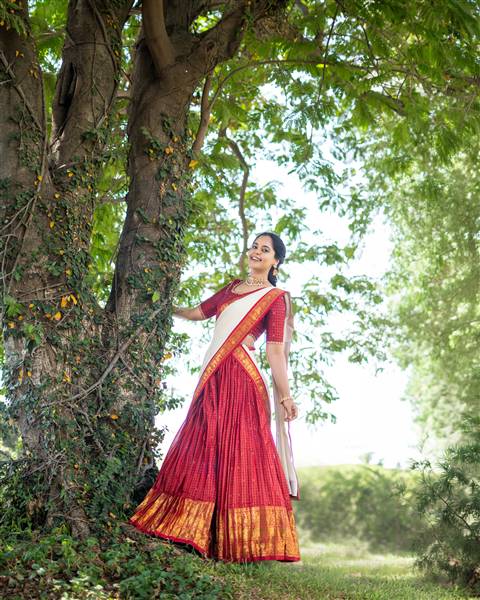 Bindu Madhavi's Regal Charm: Stunning Traditional Looks in Nature!