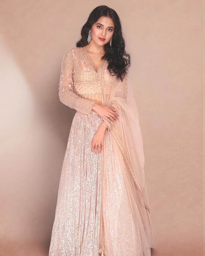 Tejasswi Prakash's Gorgeous Looks: A Star Showcase!