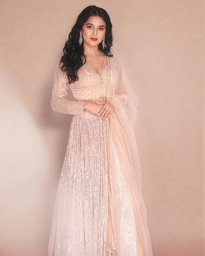 Tejasswi Prakash's Gorgeous Looks: A Star Showcase!