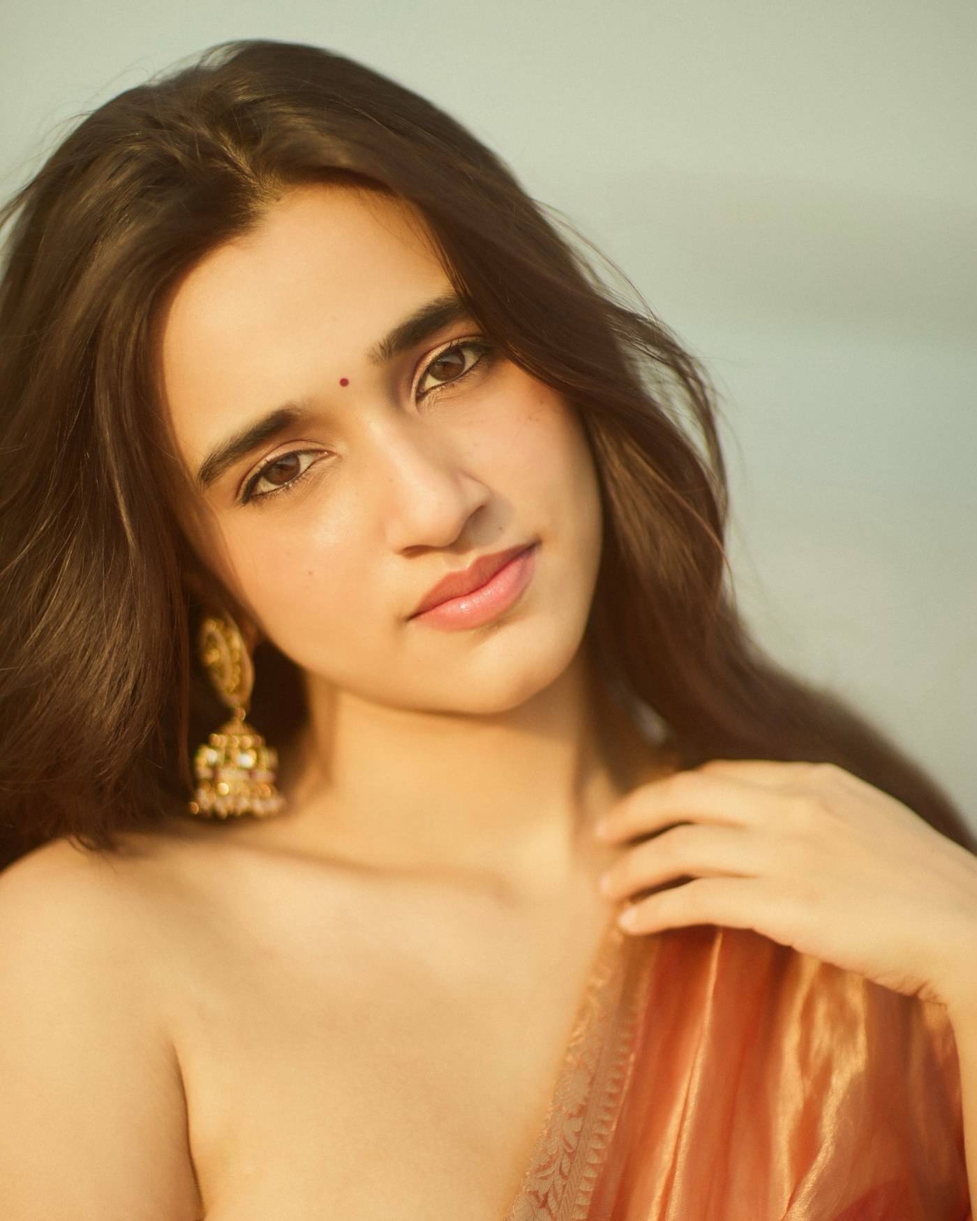 Nuveksha’s Royal Copper Glow: Mastering Glamour on the Shoreline