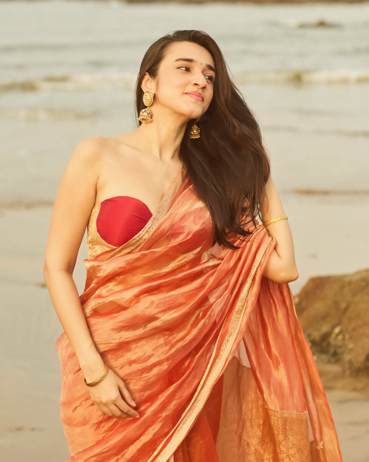 Nuveksha’s Royal Copper Glow: Mastering Glamour on the Shoreline