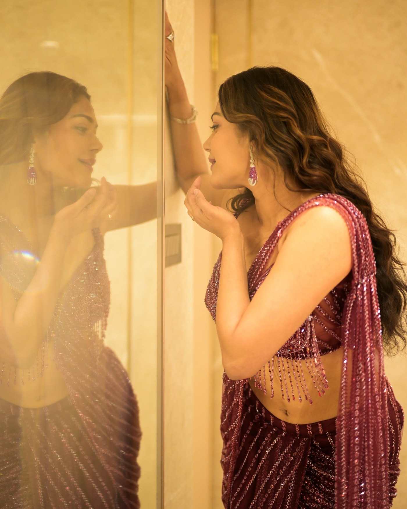 Payal Radhakrishna's Maroon Saree Look: A Timeless Storytelling Masterpiece!