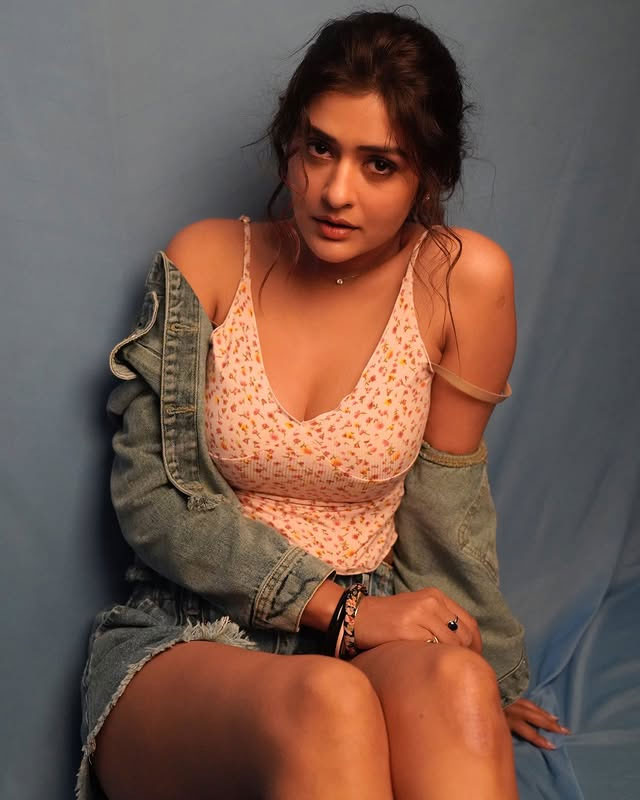 Red Embroidery and Gold Threadwork: Payal Rajput's Mirror Moment