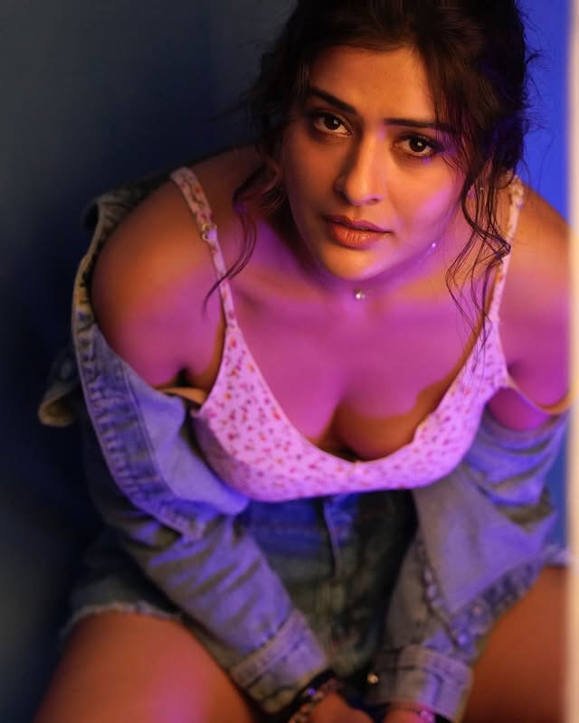 Red Embroidery and Gold Threadwork: Payal Rajput's Mirror Moment