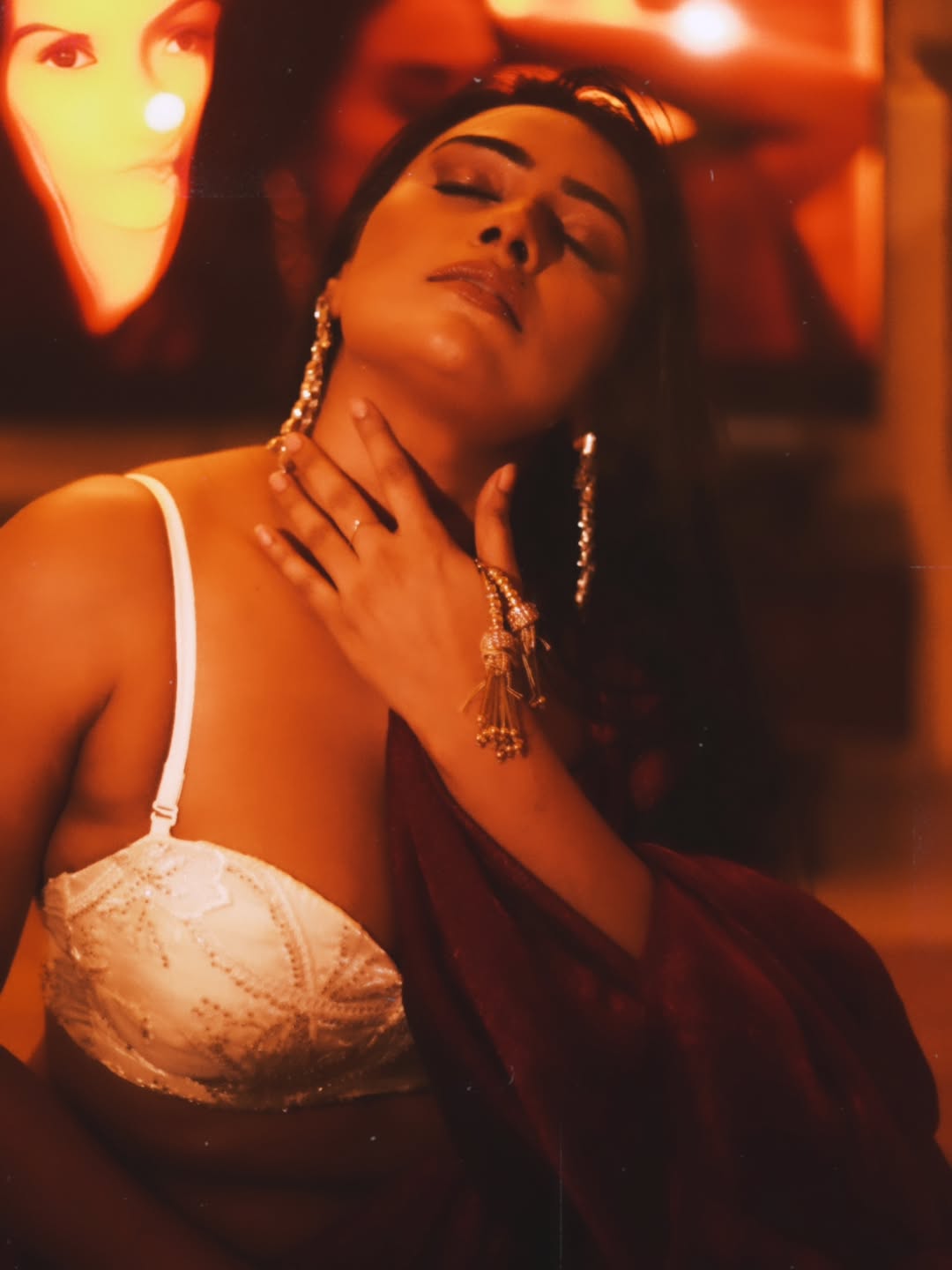 Pihu Singh's Sensual Red Drape: A Royal Moment