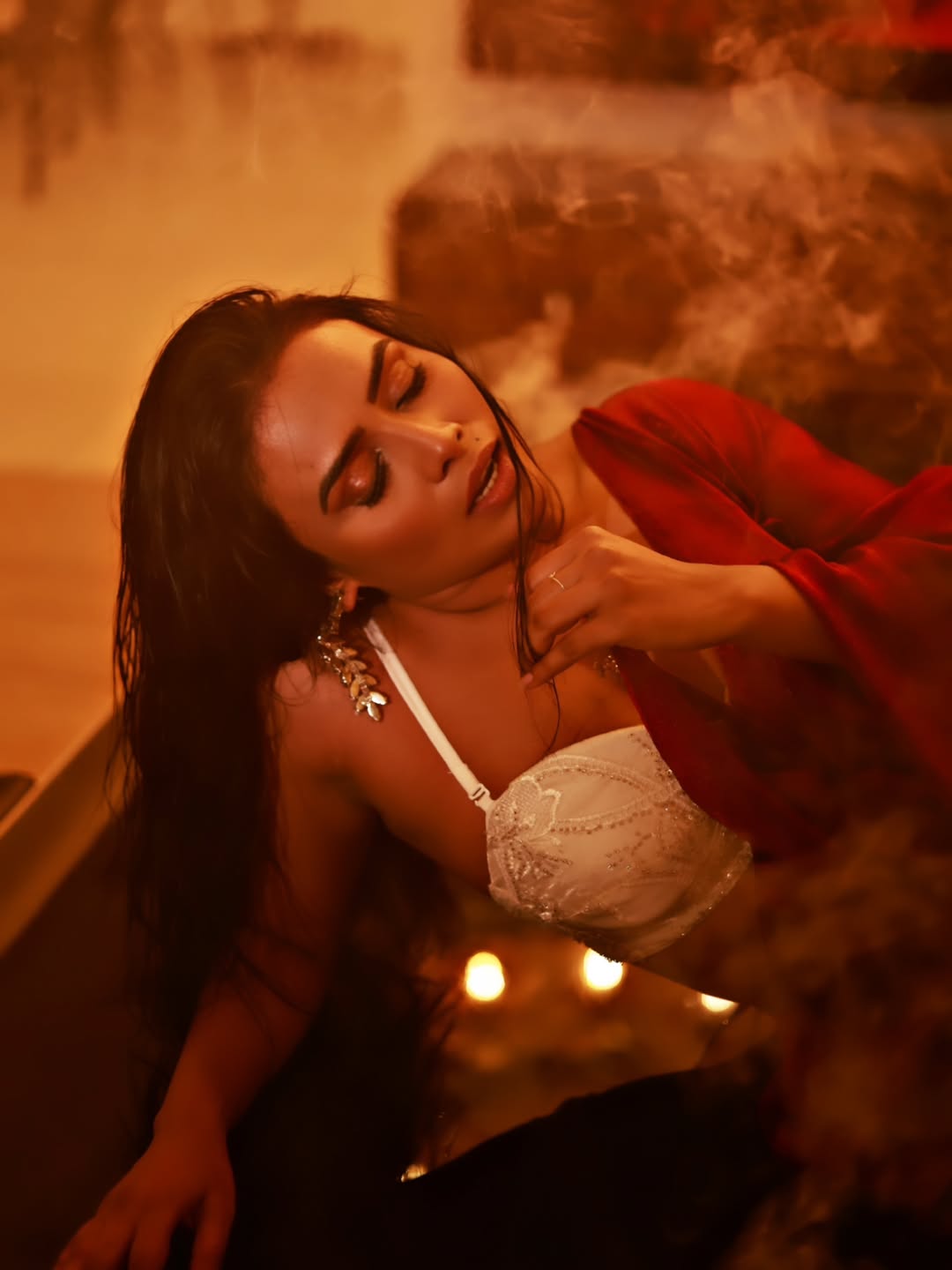 Pihu Singh's Sensual Red Drape: A Royal Moment