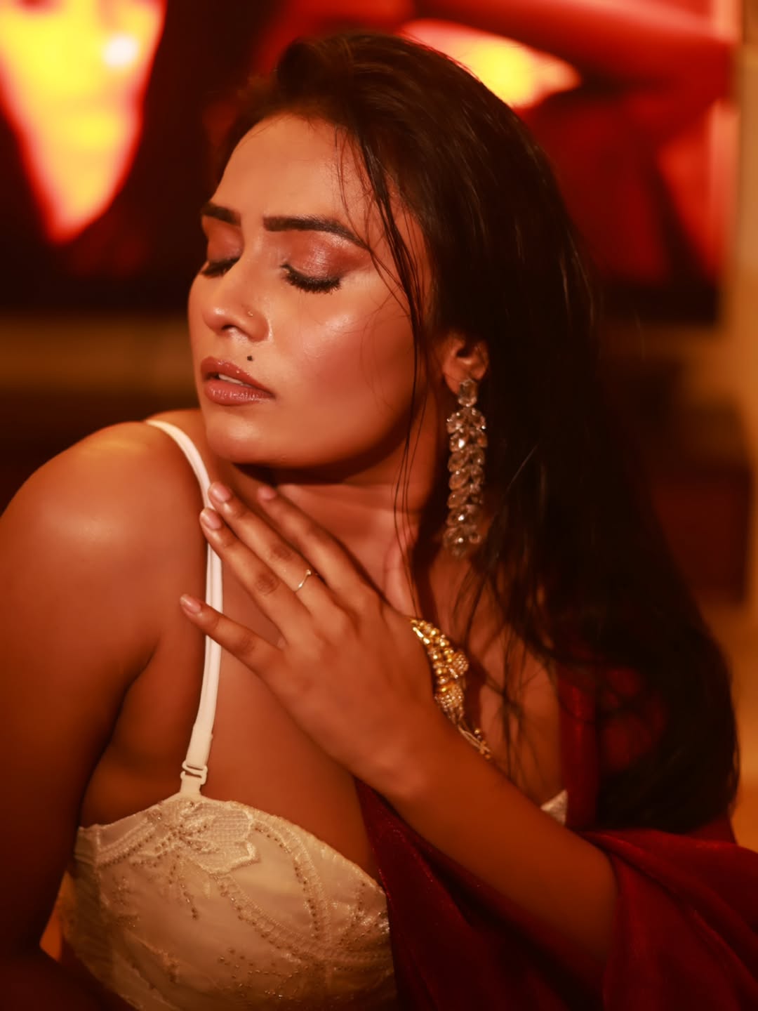 Pihu Singh's Sensual Red Drape: A Royal Moment