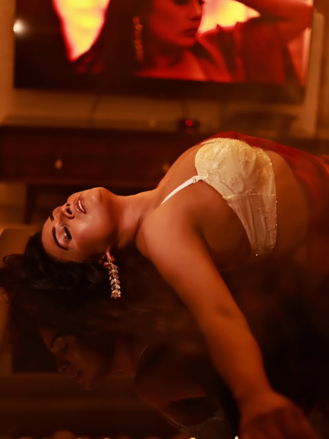 Pihu Singh's Sensual Red Drape: A Royal Moment