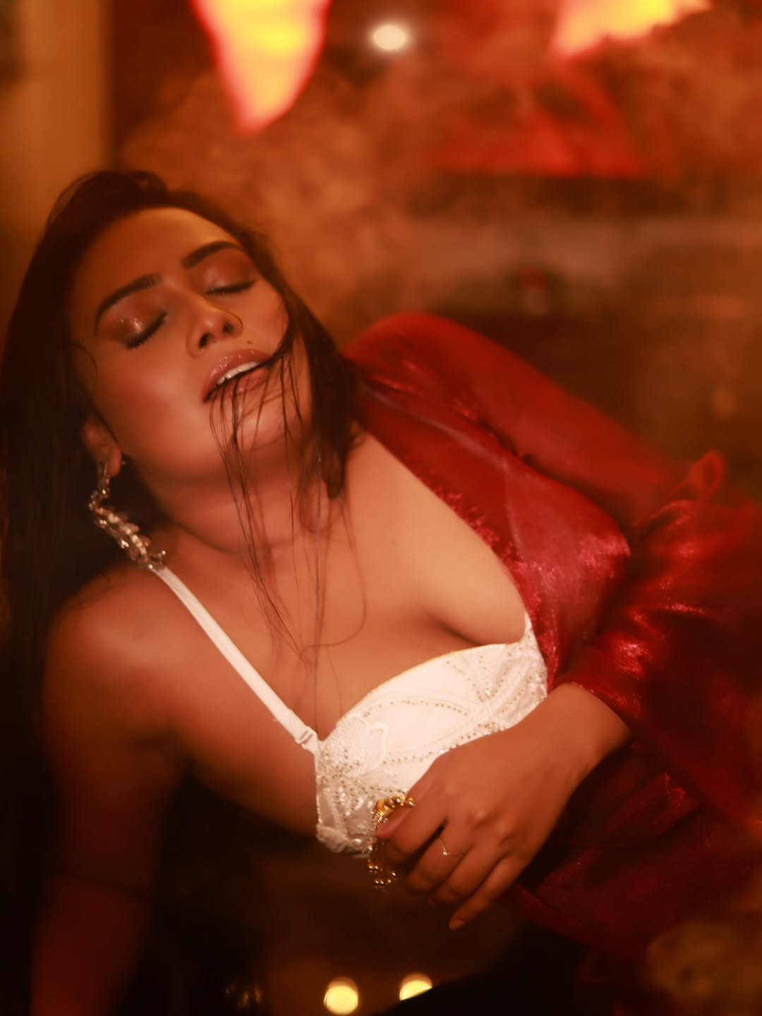 Pihu Singh's Sensual Red Drape: A Royal Moment