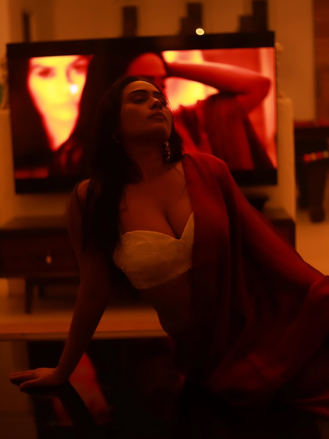 Pihu Singh's Sensual Red Drape: A Royal Moment