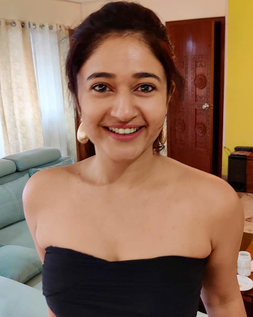 Poonam Bajwa Latest Photoshoot Stunning Fashion Gallery