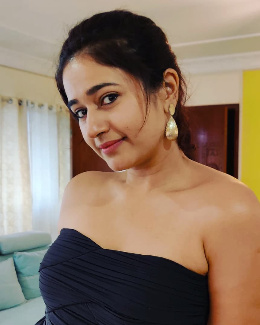 Poonam Bajwa Latest Photoshoot Stunning Fashion Gallery