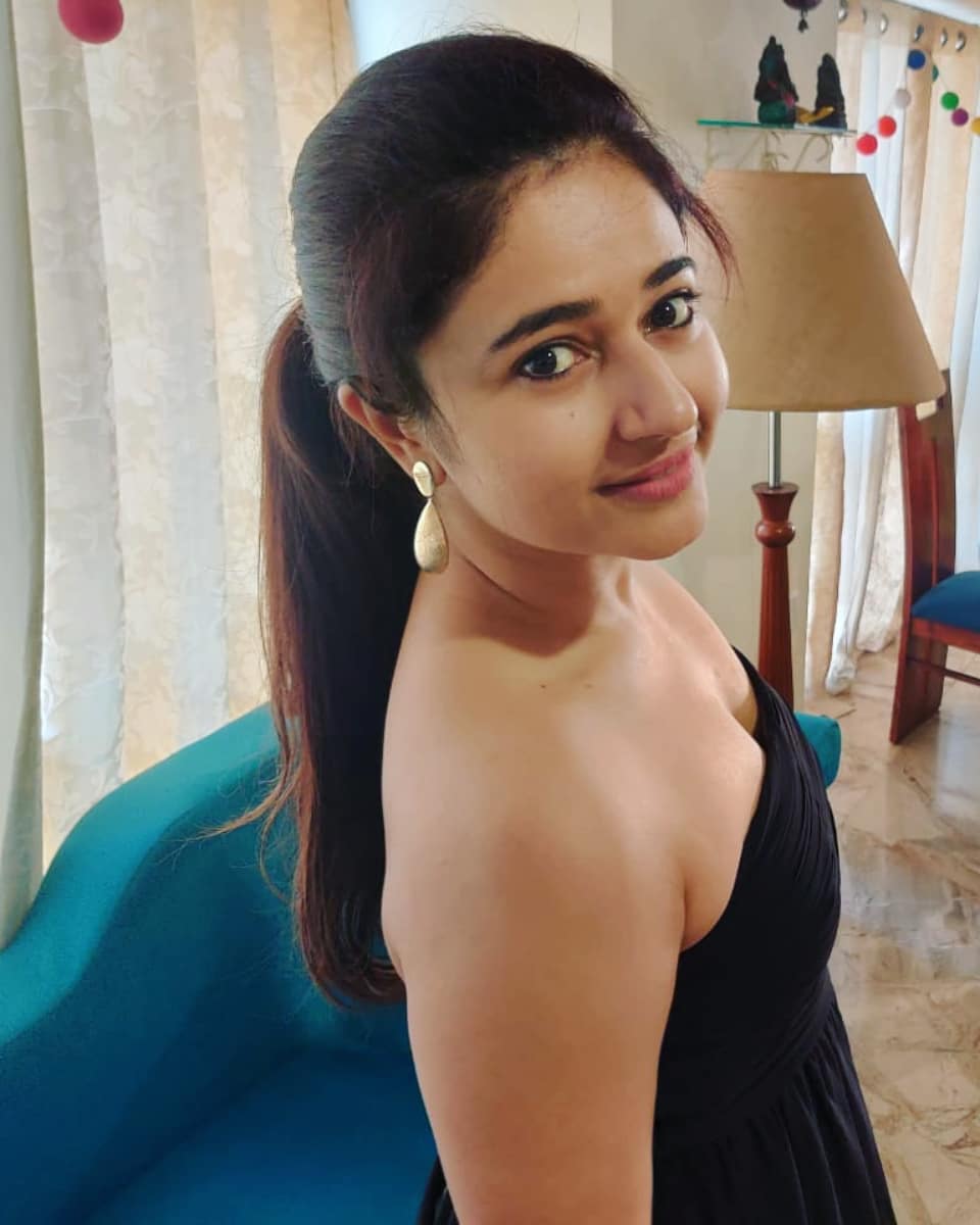 Poonam Bajwa Latest Photoshoot Stunning Fashion Gallery