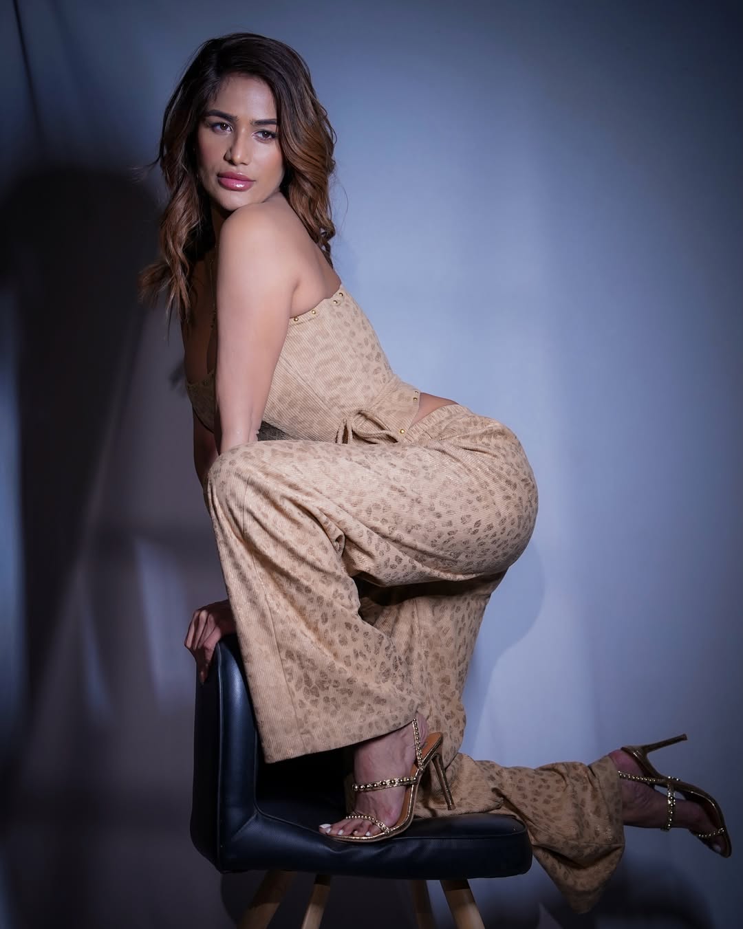 Poonam Pandey Flaunts Stunning Style in New Photo Set