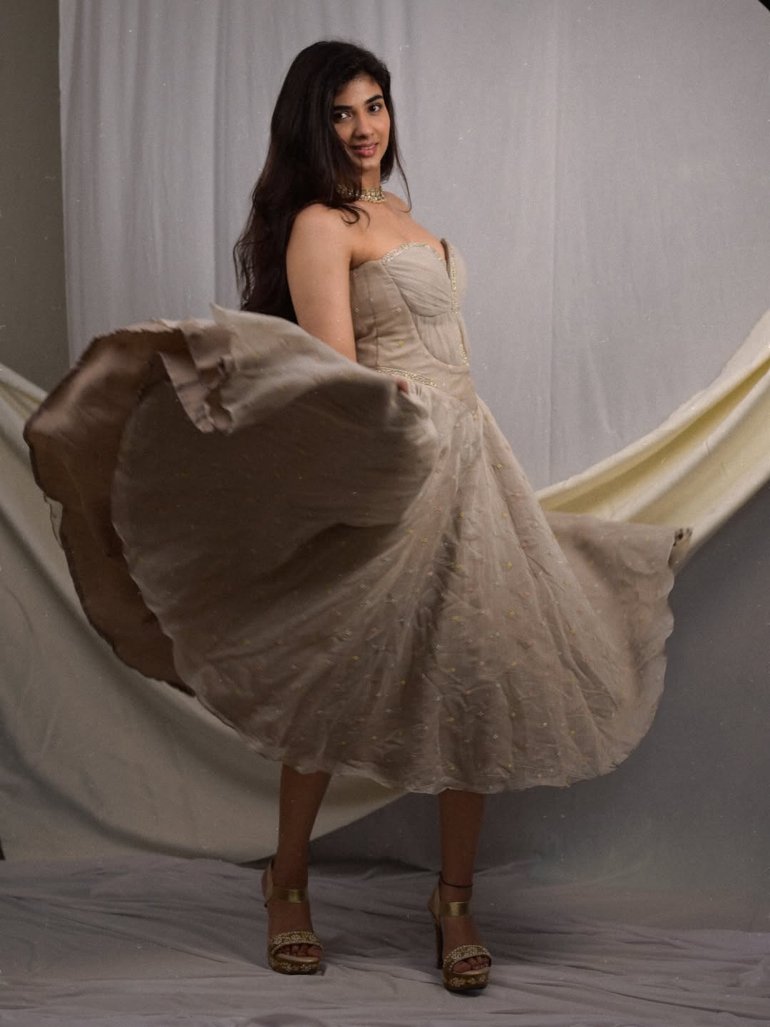 Pragya Nagra's Ethereal Elegance in Soft Gold Tones