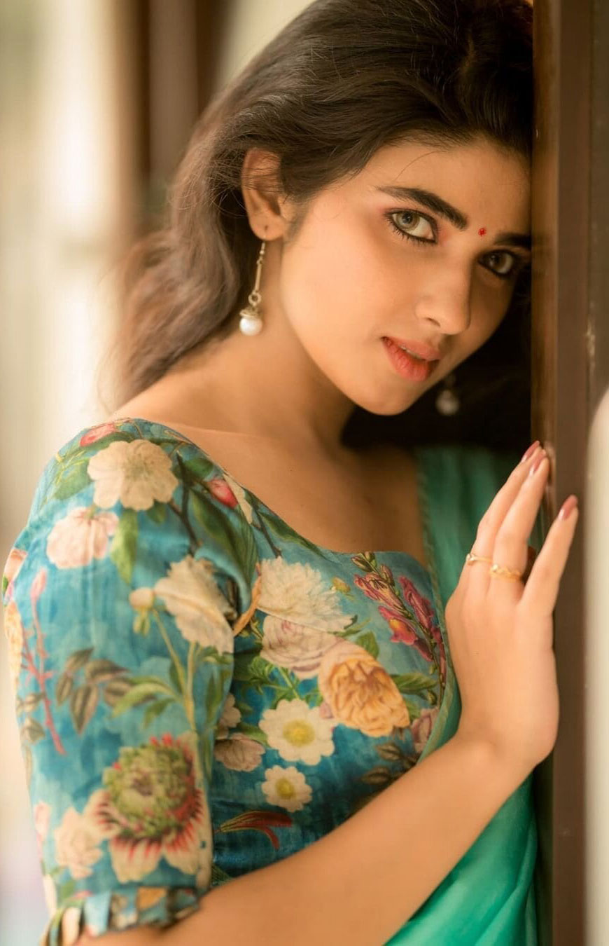 Pragya Nagra Latest Photos Stunning Bollywood Glamour