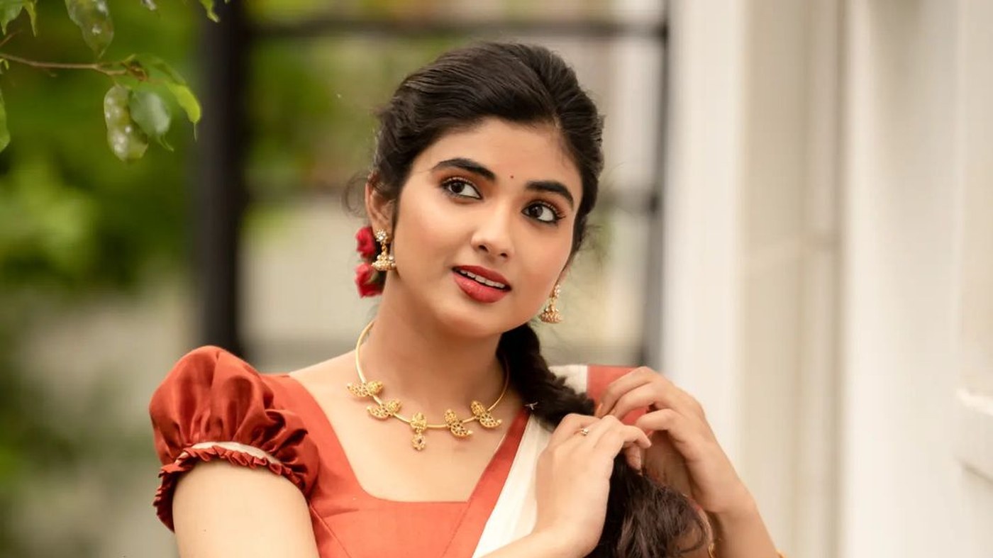 Pragya Nagra Stunning Latest Saree Photos and Looks