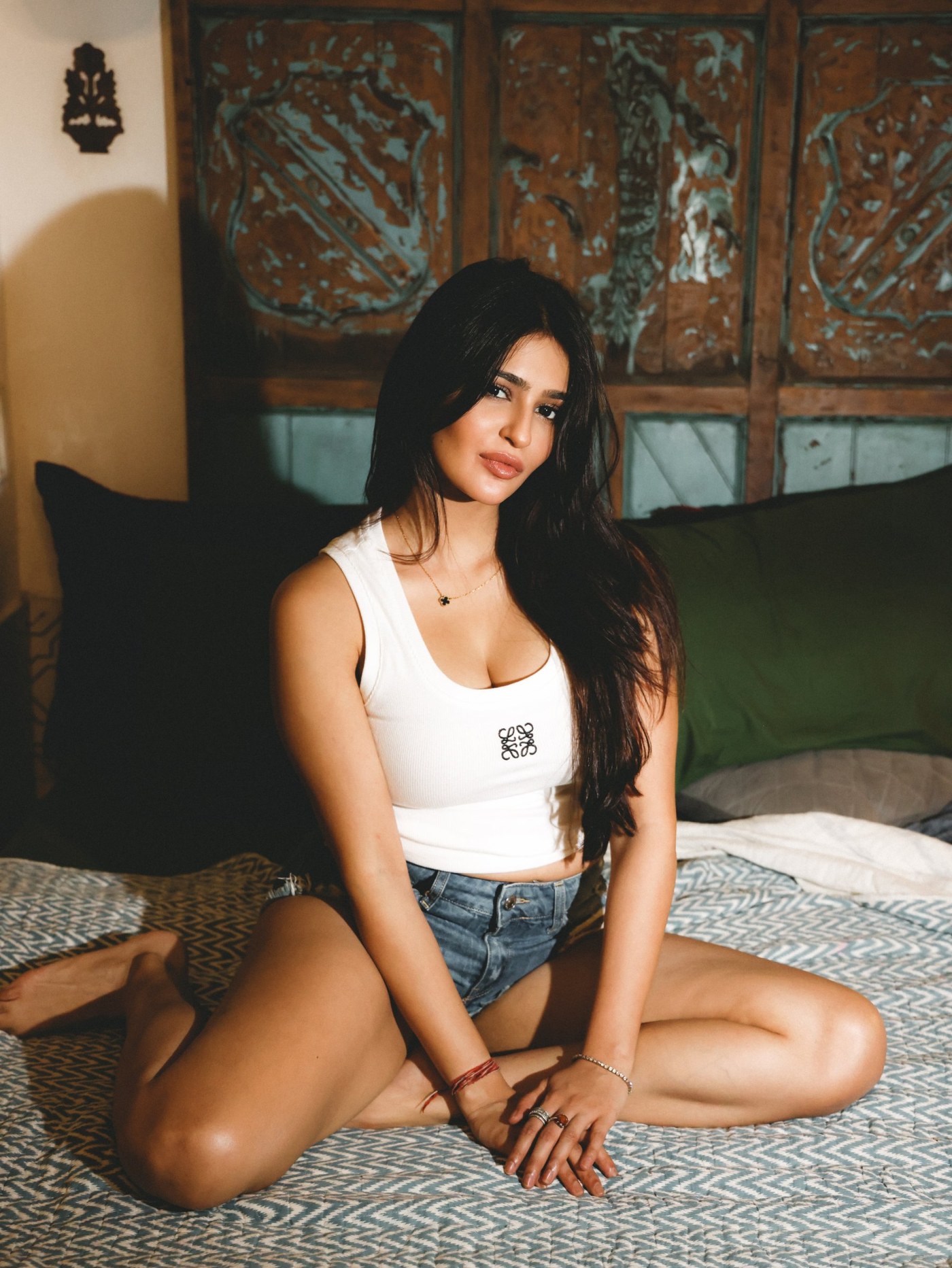 Prakriti Pavani Masters Effortless Chic: The Art of Modern Minimalism