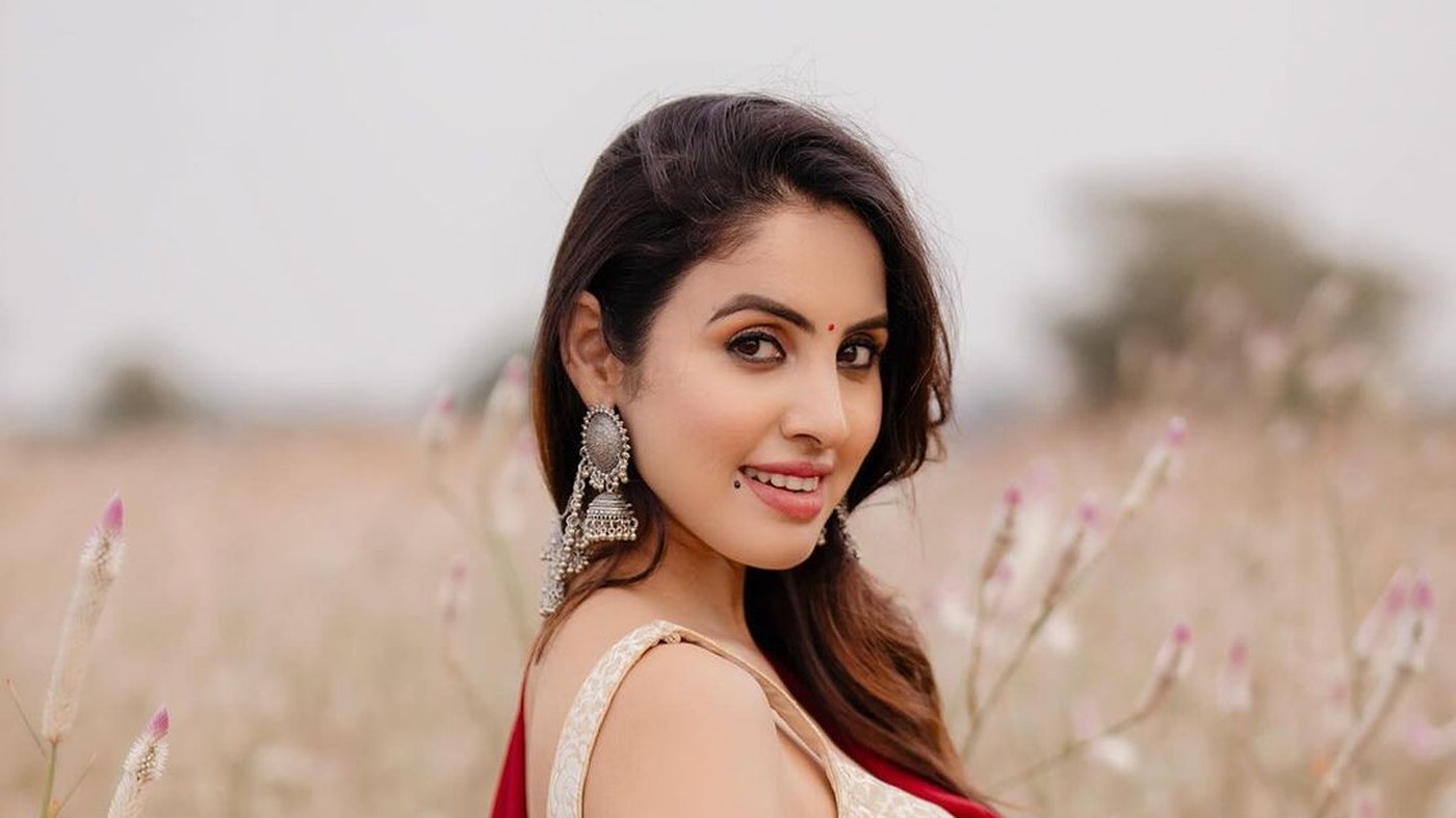Priyanka Kholgade Stunning Saree Photos and Glamour Looks