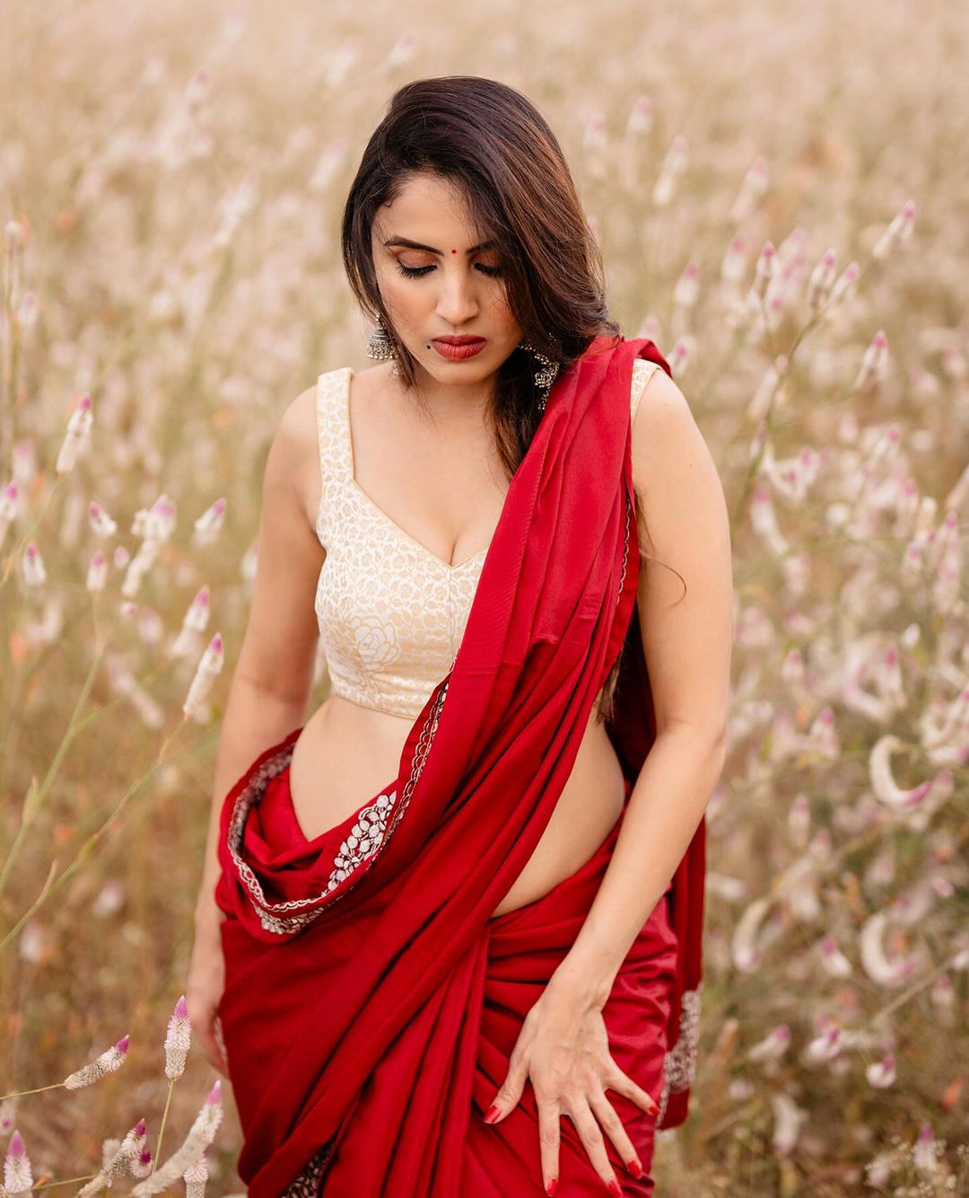 Priyanka Kholgade Stunning Saree Photos and Glamour Looks