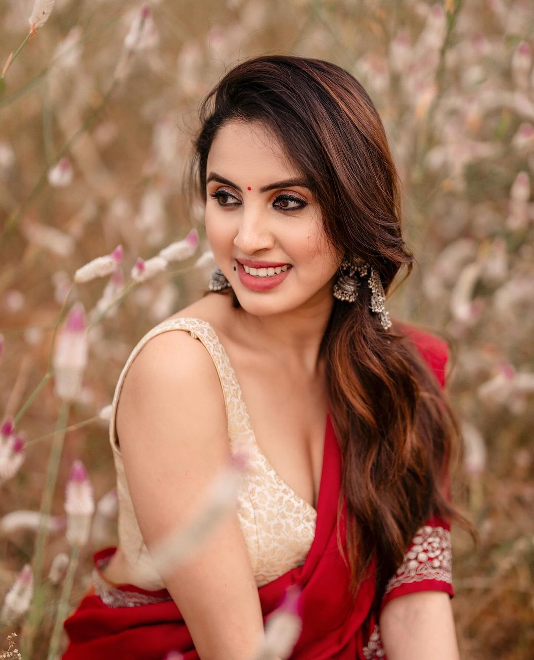 Priyanka Kholgade Stunning Saree Photos and Glamour Looks