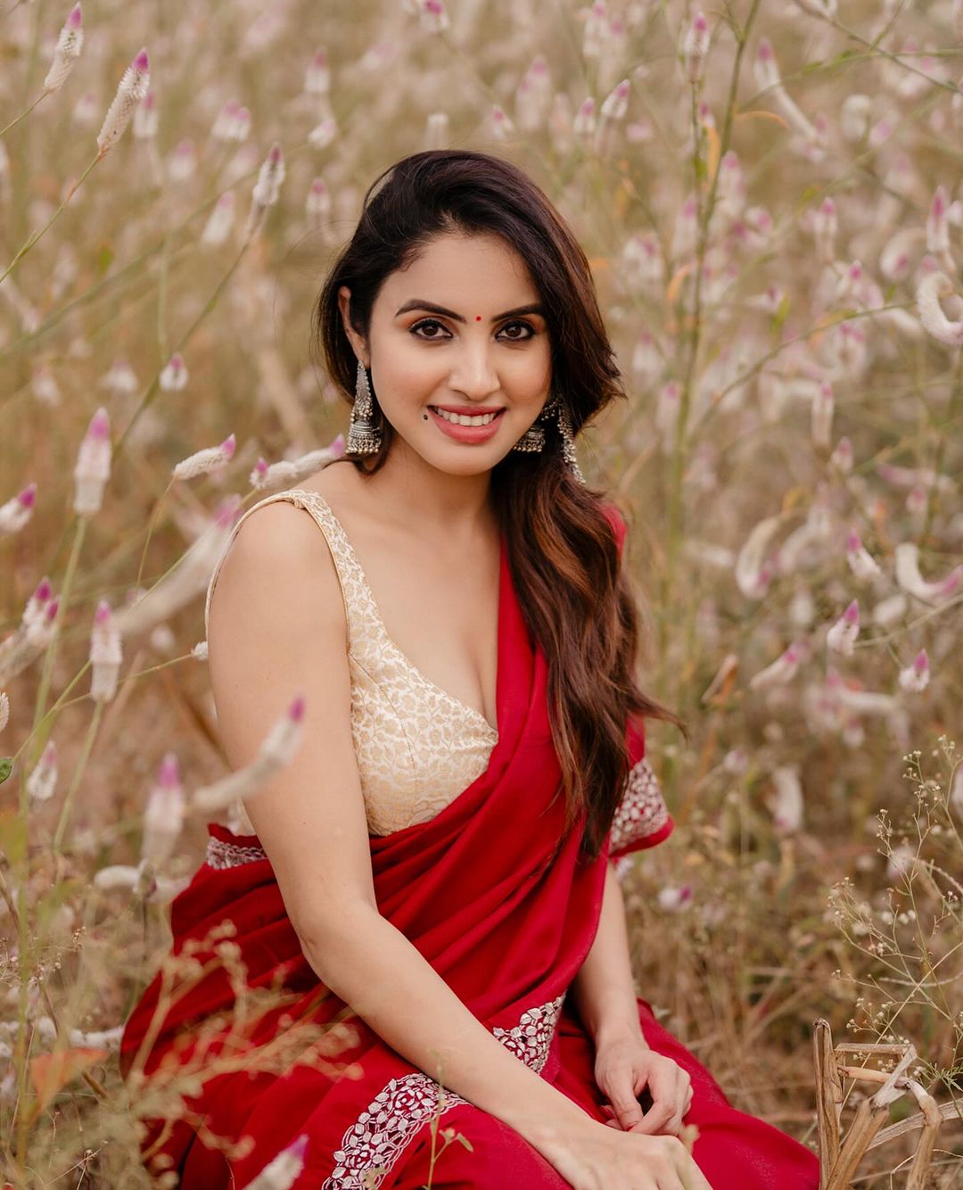 Priyanka Kholgade Stunning Saree Photos and Glamour Looks