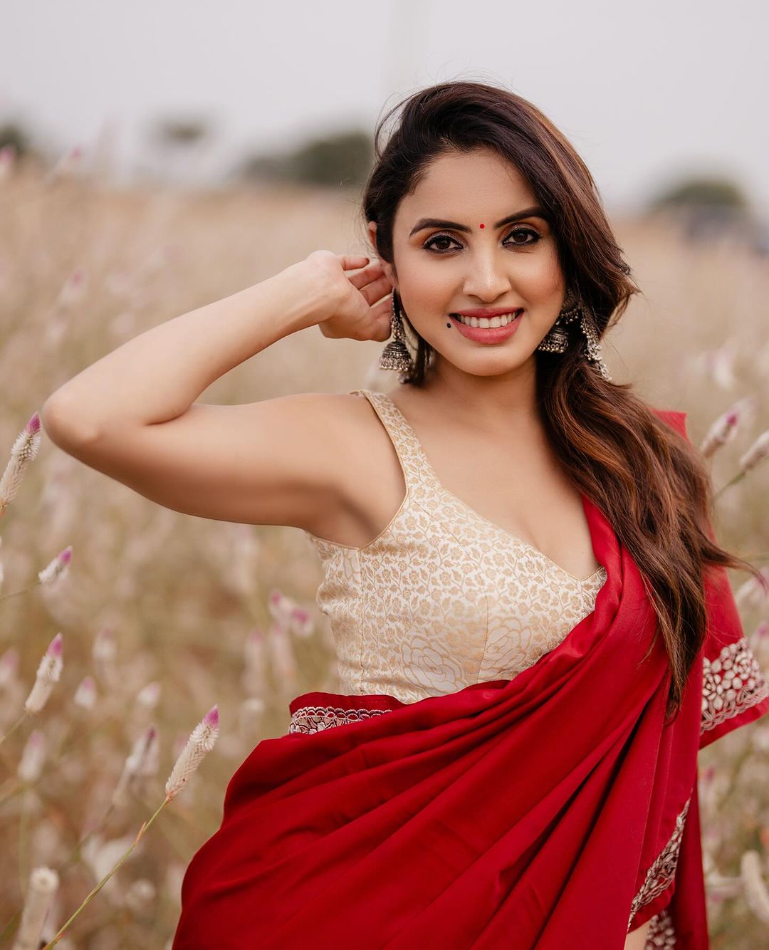Priyanka Kholgade Stunning Saree Photos and Glamour Looks