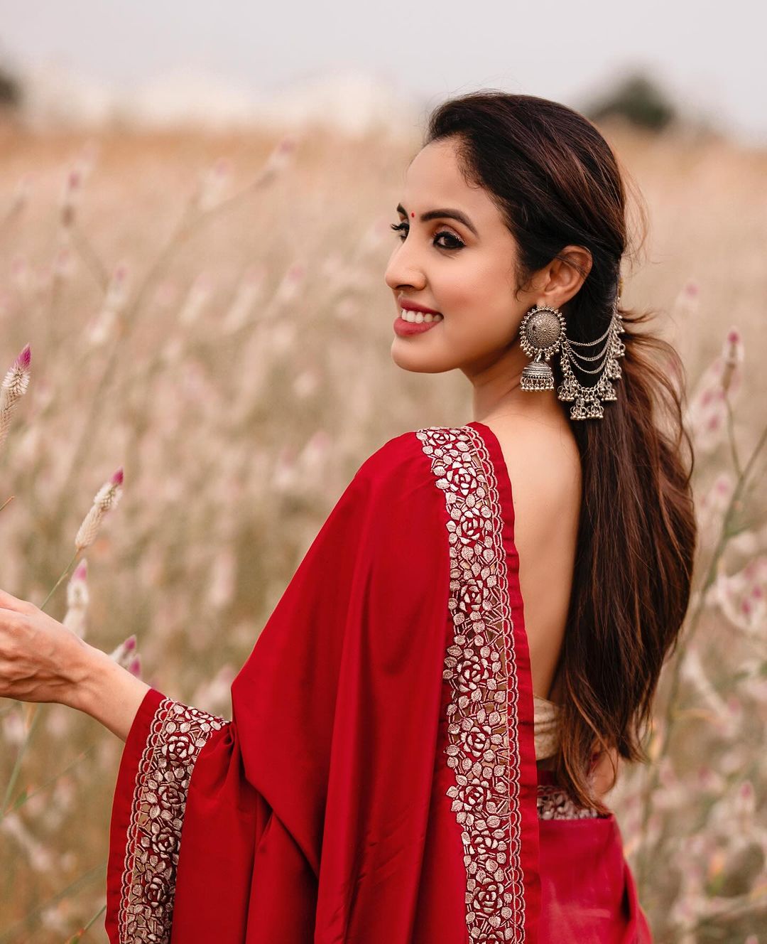 Priyanka Kholgade Stunning Saree Photos and Glamour Looks