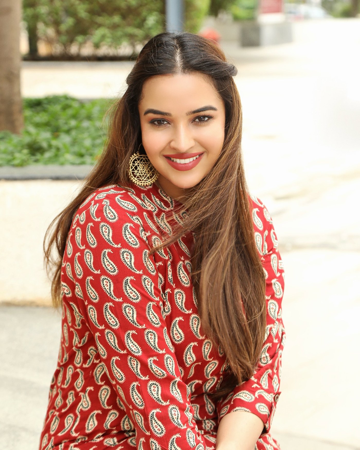 Pujita Ponnada shines in a beautiful, rich red traditional ensemble by Shashikant Mourya.
