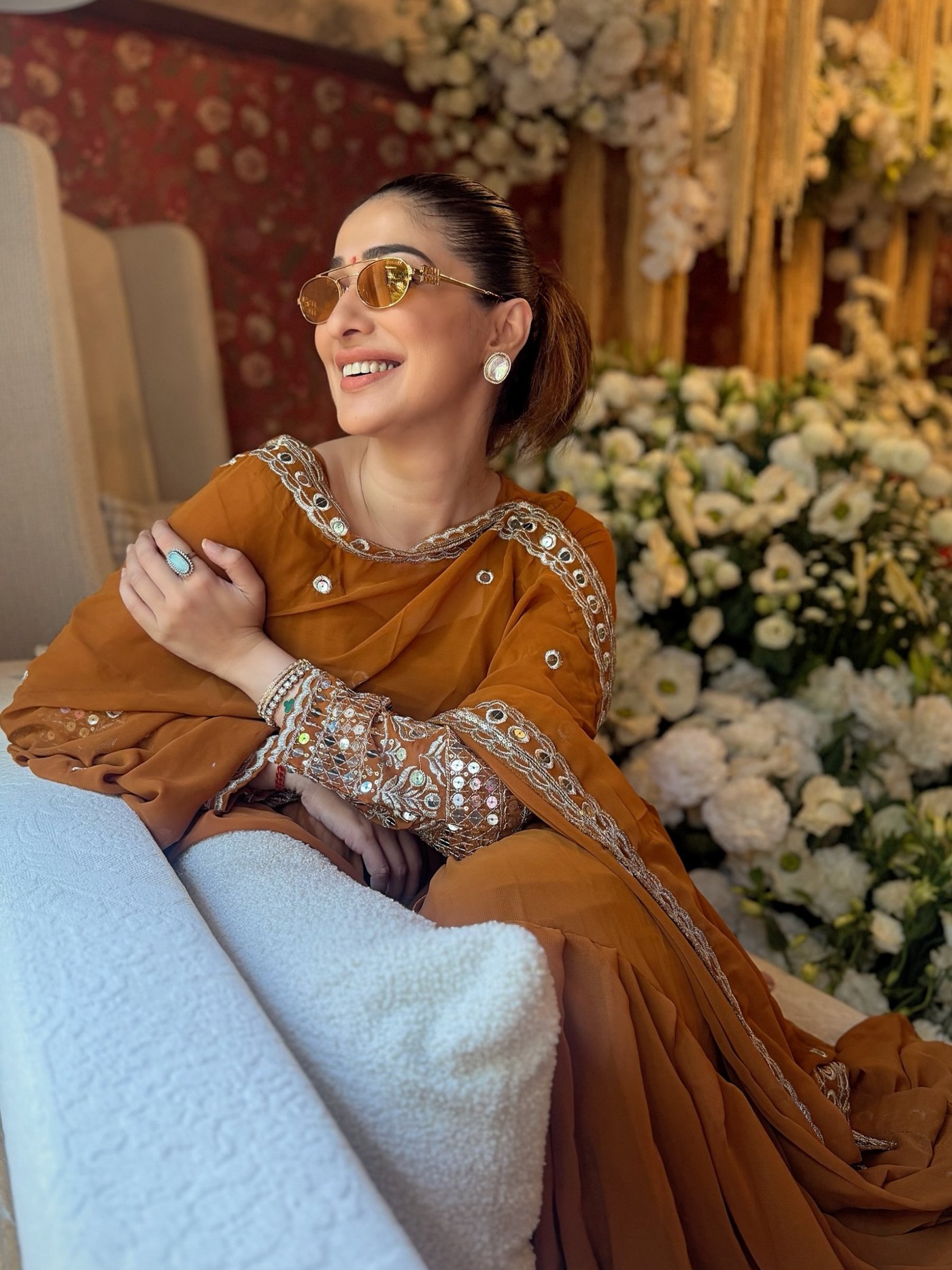 Raai Laxmi Masterclass: Grounded Tones and Mirror Work at Ganpati Celebrations
