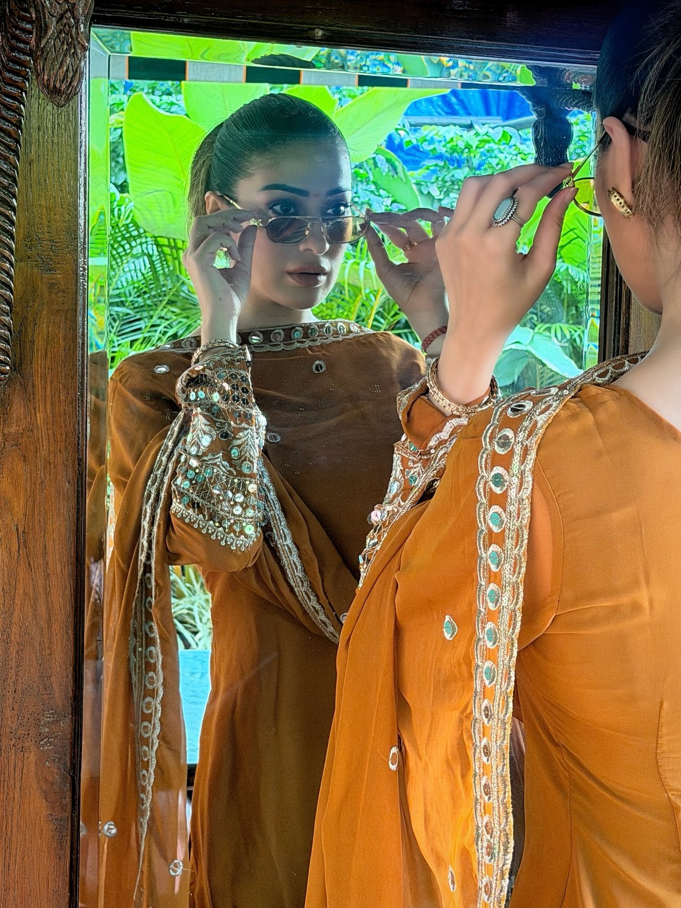 Raai Laxmi Masterclass: Grounded Tones and Mirror Work at Ganpati Celebrations