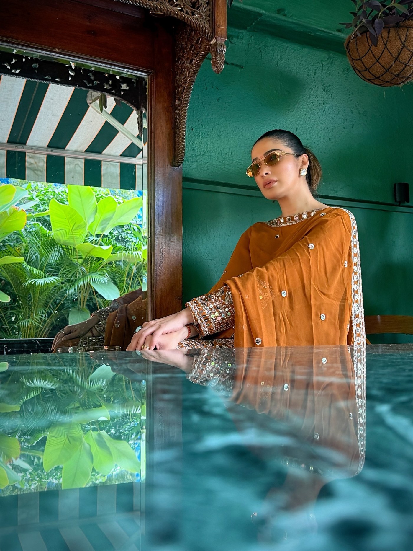 Raai Laxmi Masterclass: Grounded Tones and Mirror Work at Ganpati Celebrations