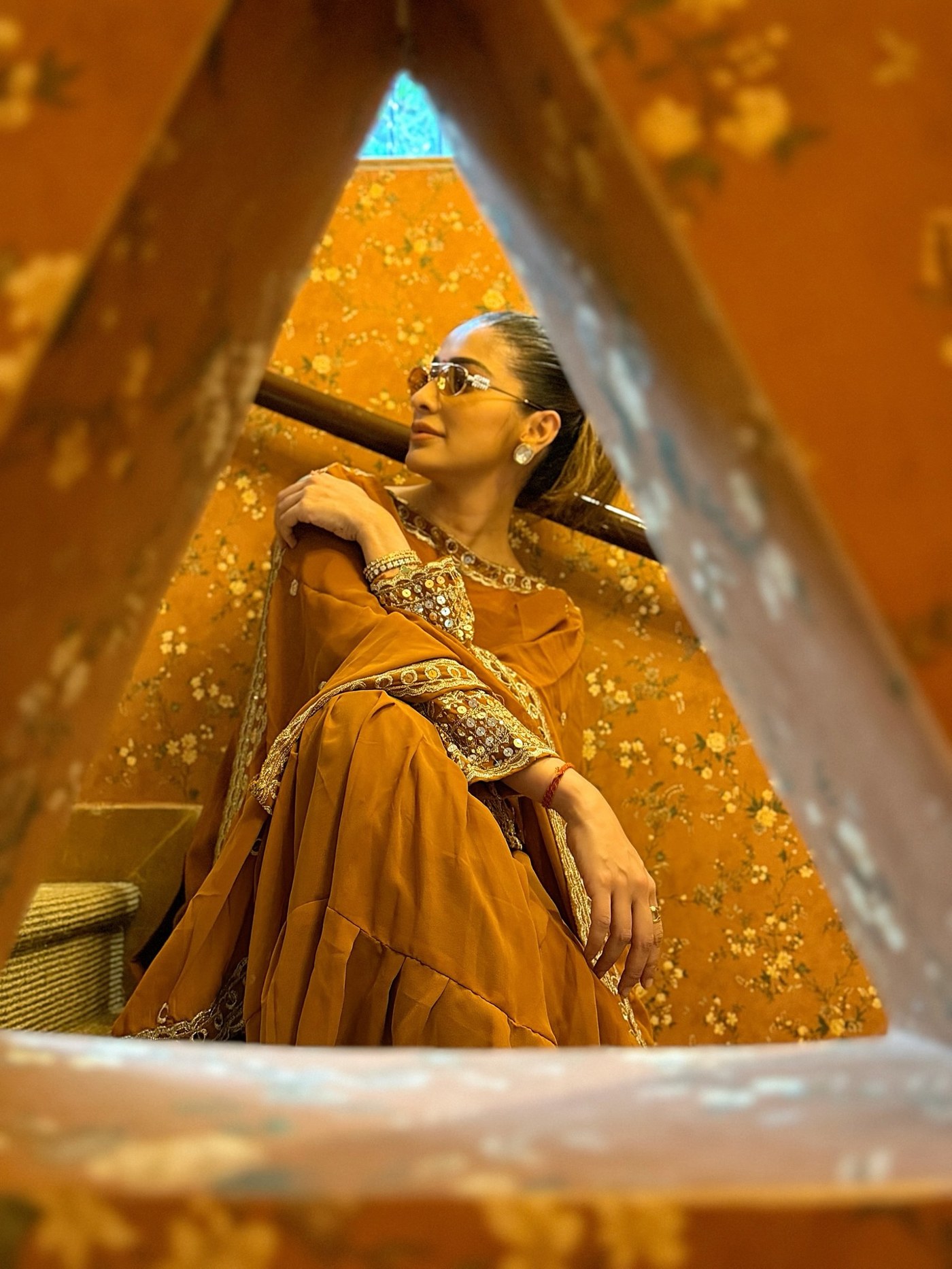Raai Laxmi Masterclass: Grounded Tones and Mirror Work at Ganpati Celebrations
