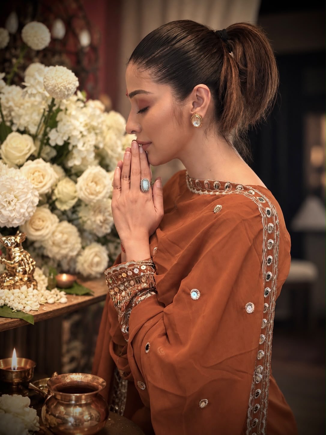 Raai Laxmi Masterclass: Grounded Tones and Mirror Work at Ganpati Celebrations