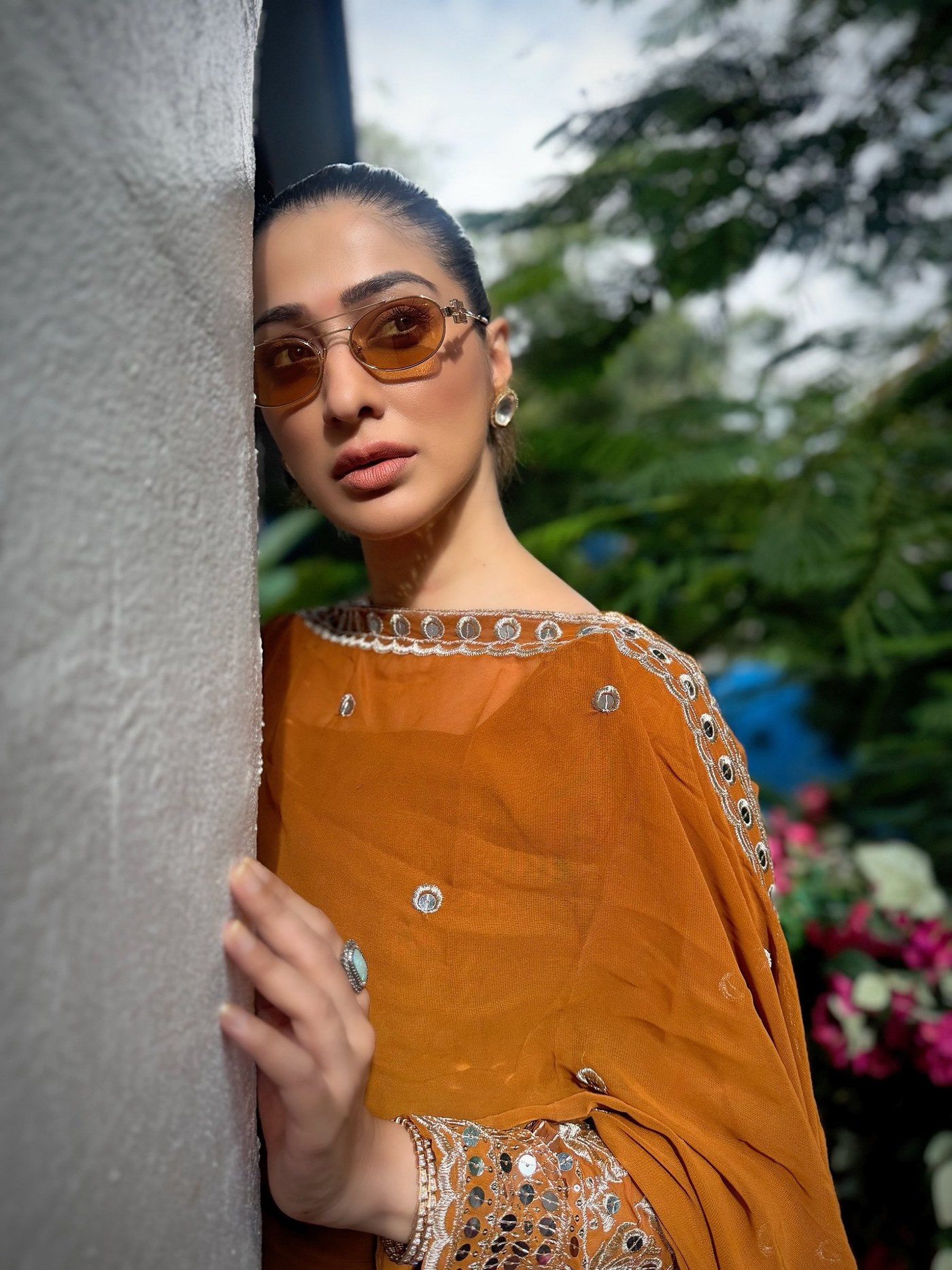Raai Laxmi Masterclass: Grounded Tones and Mirror Work at Ganpati Celebrations