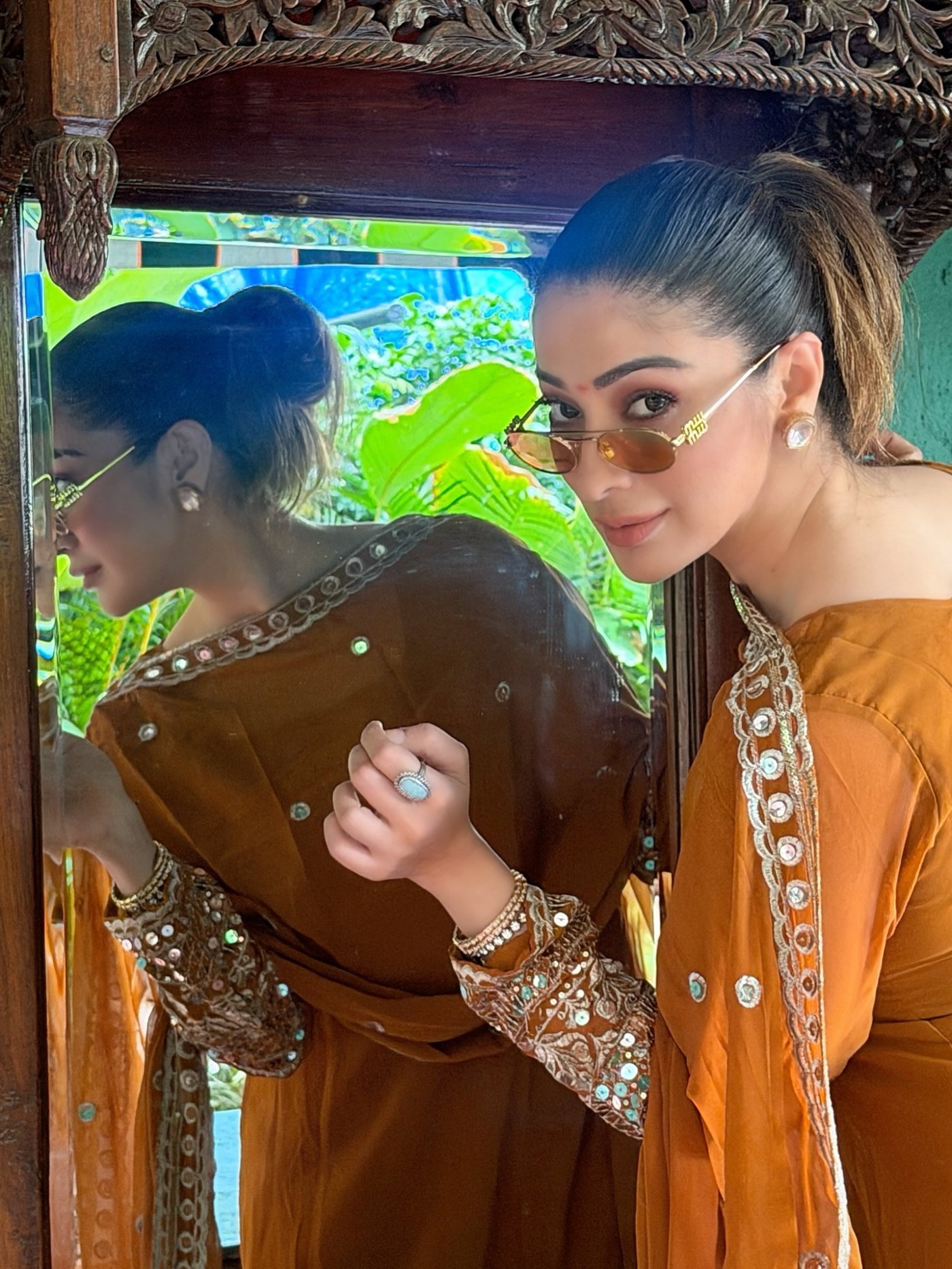 Raai Laxmi Masterclass: Grounded Tones and Mirror Work at Ganpati Celebrations