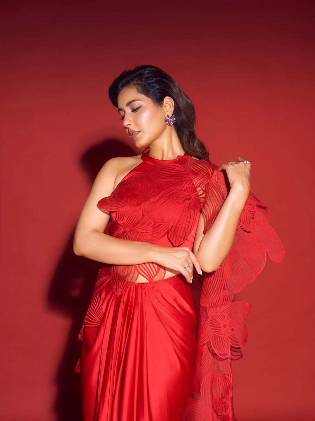 Raashii Khanna Dazzles in Fiery Red Saree Gown at Zee Telugu Apsara Awards