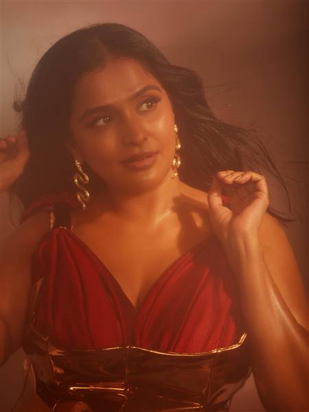 Ramya Nambessan’s Glamour Reign: Latest Chic Looks Stealing Hearts!